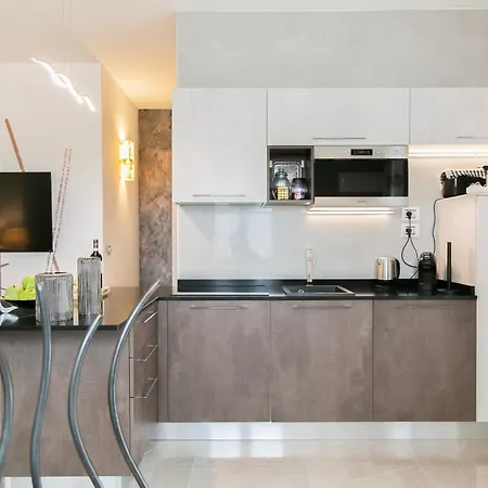 Bronze In The Rotonda With Garage Appartement